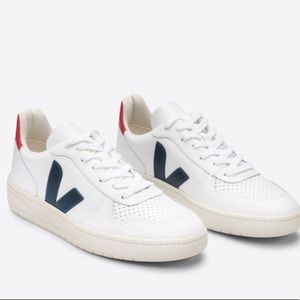 Veja V-10; white, navy, red; size 9
